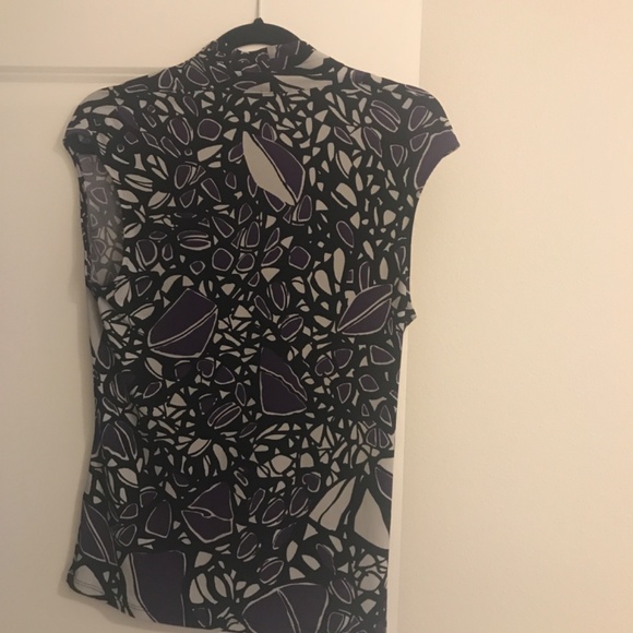 Short sleeve top. Can be worn with or without a blazer or jacket. - Picture 2 of 2